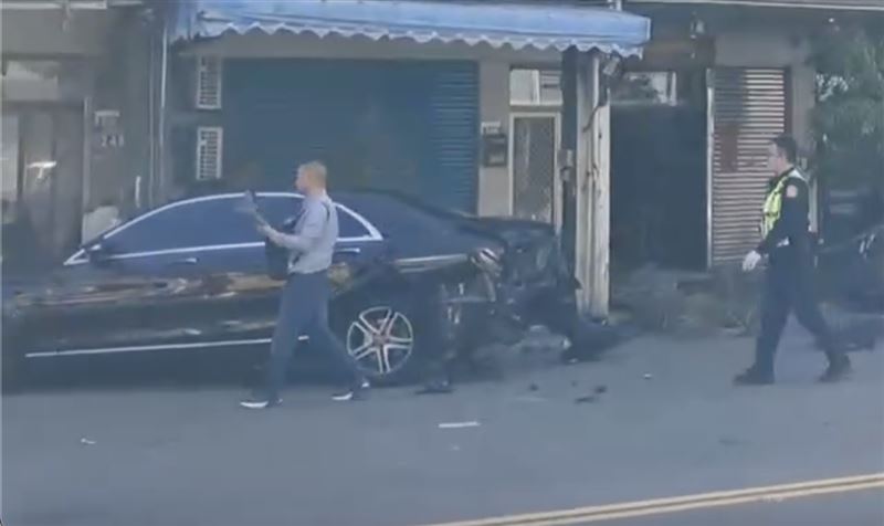 賓士車遭撞擊，車尾幾乎全毀。（圖／翻攝畫面）