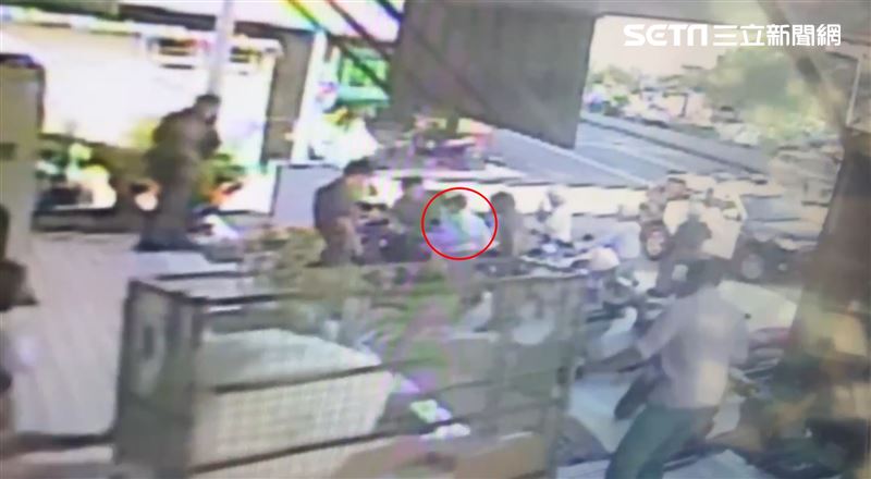 譚艾珍剛領完錢提著紙袋走出郵局，準備面交時遭員警攔阻。（圖／翻攝畫面）