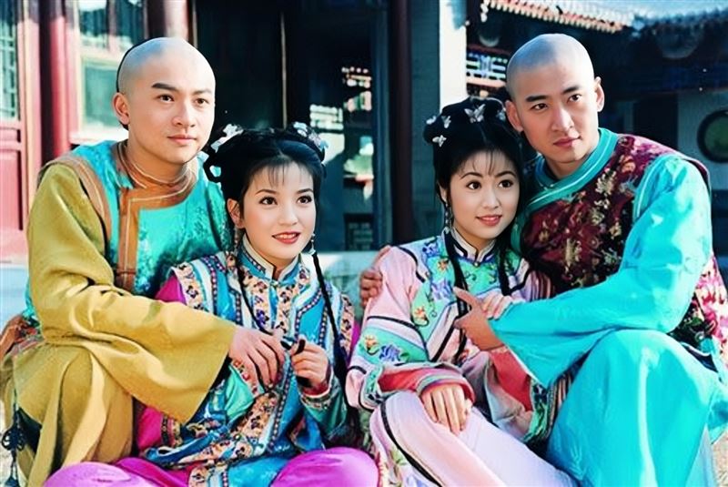 蘇有朋（左）憑藉《還珠格格》的「五阿哥」一角在中國打開知名度。（圖／翻攝自微博）