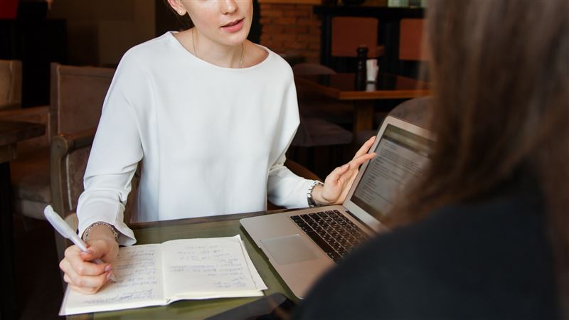 104人力銀行數據顯示,AI工作機會2024年第三季平均每月需求2.9萬人,其中業務/銷售職更有機會靠業績獎金推高薪資,年薪上看150萬。(圖/翻攝自pixabay)