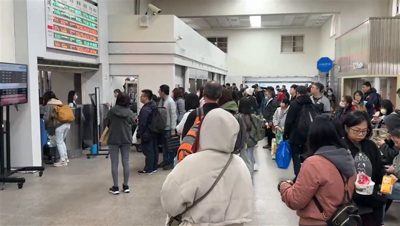 台鐵新竹站大廳都是等待的旅客，北上南下班次都受到影響。（圖／翻攝畫面）