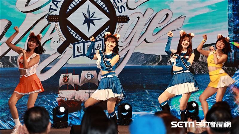 日職北海道火腿鬥士隊2025年臺灣交流試合記者會，火腿啦啦隊現場示範狐狸舞。（圖／記者劉彥池攝影）