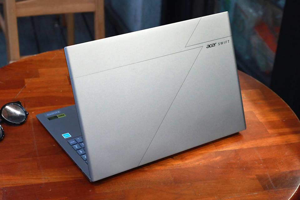 Swift 16 AI 延續品牌一貫的簡約設計，全鋁合金機身搭配黑色線條，展現現代感與專業風格