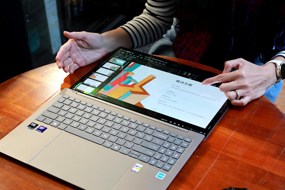 180度軸承設計，螢幕可完全攤平，方便觸控操作，無論簡報或團隊討論都輕鬆使用