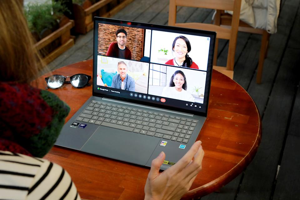 Swift 16 AI配備全新 Acer PurifiedView，藉由NPU減輕系統負擔，提升視訊流暢度並降低耗電，同時支援背景模糊、自動取景、視線校正，讓你隨時呈現最佳畫面