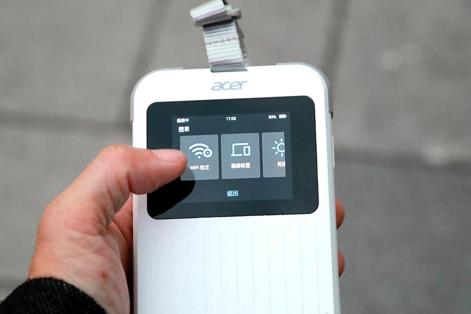 2.4吋螢幕採用直覺的觸控介面，反應靈敏操作相當直覺，即便陽光下也可以清楚顯示。