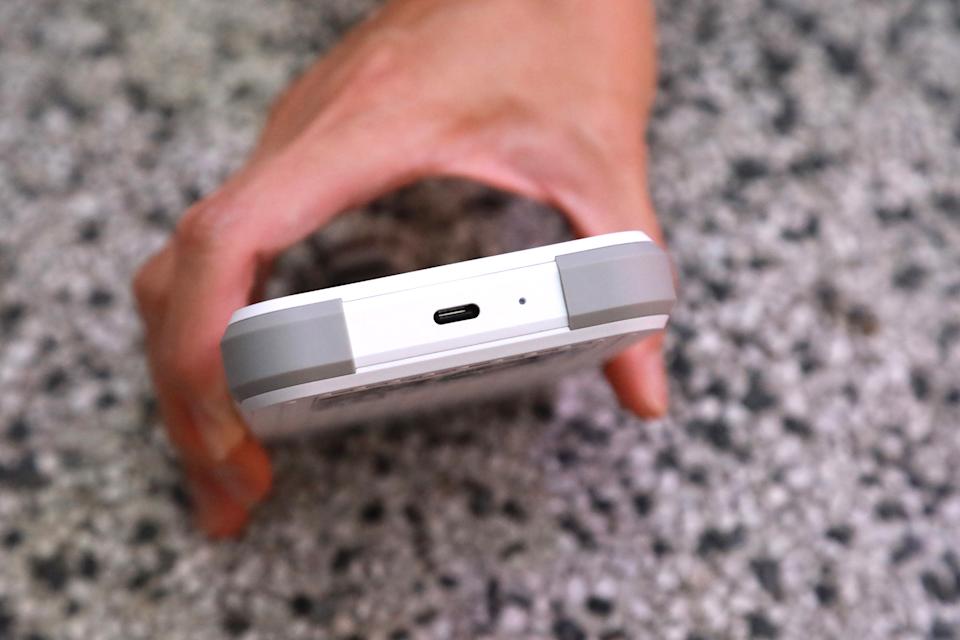 機身底部USB Type-C充電埠讓你能用同一條線充電手機和行動WiFi，減少出差時的線材負擔