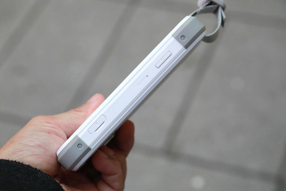 側邊有電源按鍵實體SIM卡槽，而且SIM卡槽並不需要退卡針，只要用力一撥就可打開