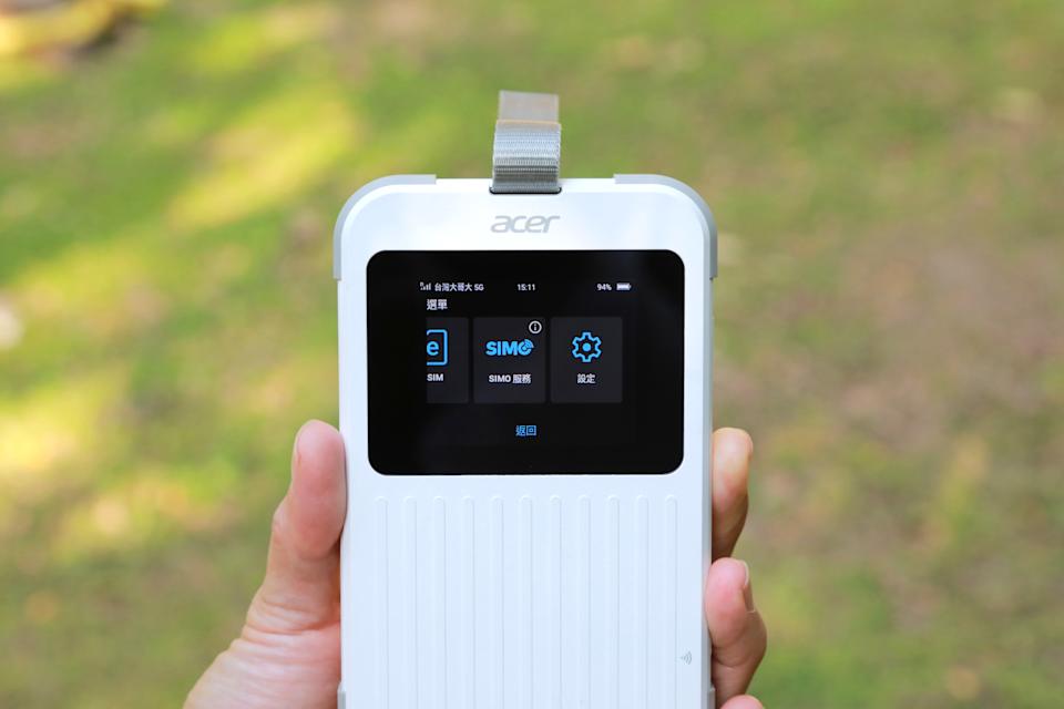 vSIM 虛擬卡整合SIMO全球連網服務，覆蓋超過135個國家，開機後即可自動搜尋當地最佳訊號，免設定、免換卡，讓出差、旅遊的上網體驗更簡單。