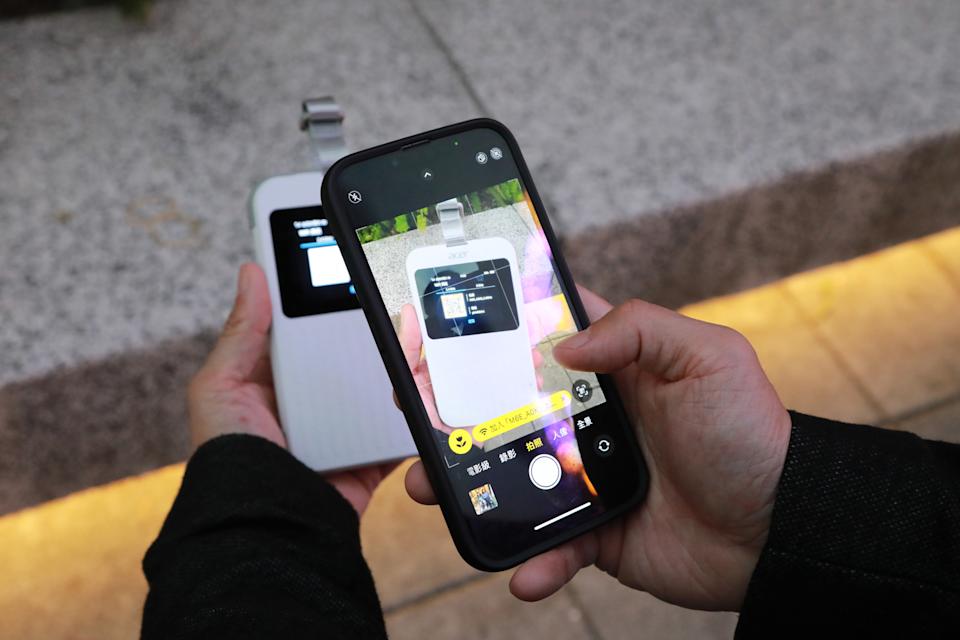 Acer Connect M6E支援QRCode與NFC兩種快速連線方式，iPhone用戶只要掃QRCode，即可馬上享受連網樂趣，若是Android手機則只要拿出手機貼一下，就自動連線到WiFi。