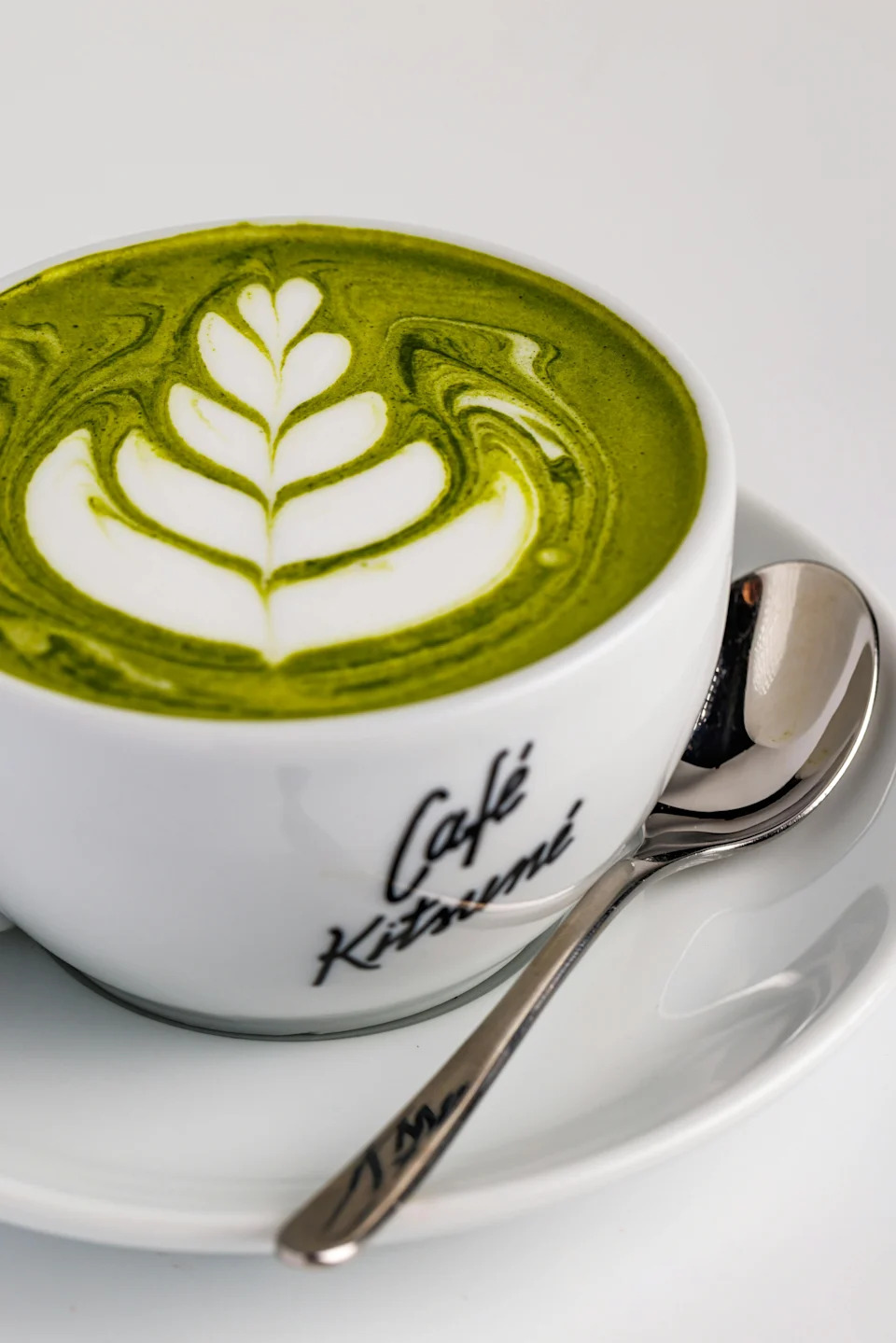 許多抹茶拿鐵、冰沙與甜品，往往額外加入大量糖、奶精、糖漿_source__pexels