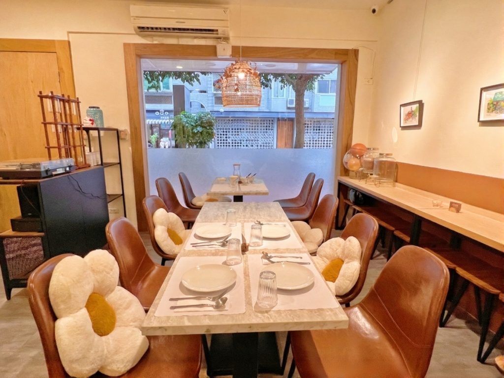 民生社區不限時咖啡廳｜摩莉咖啡 Moore & Leslie