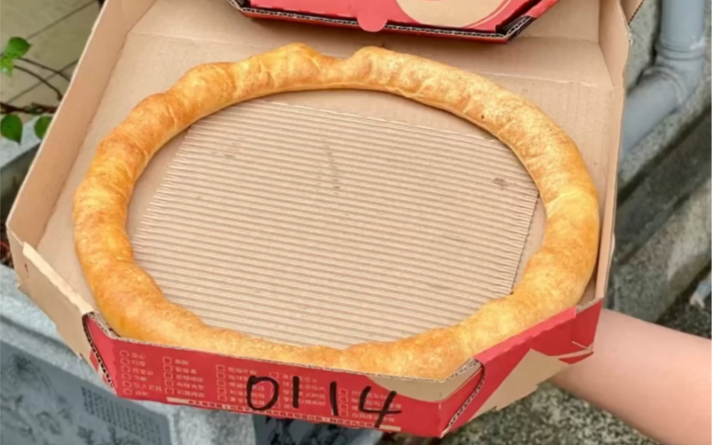 台灣必勝客愚人節限定的披薩！