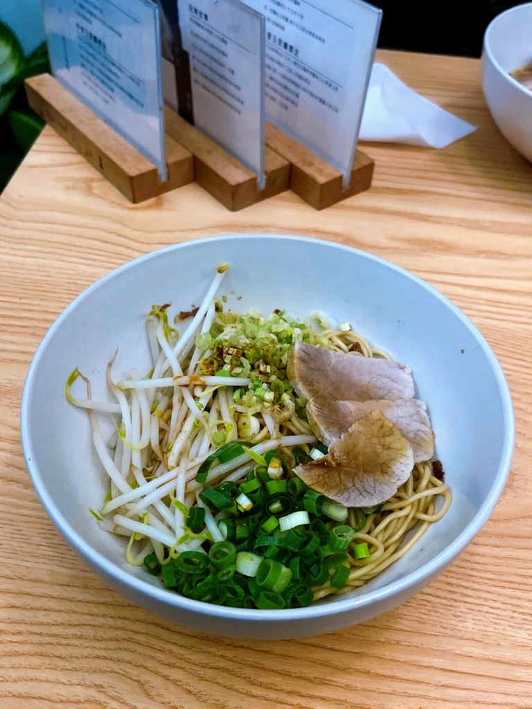 高雄苓雅｜初一吃麵台式小吃店體驗，玉里麵成最大槽點，僅嘴邊肉稍顯亮眼