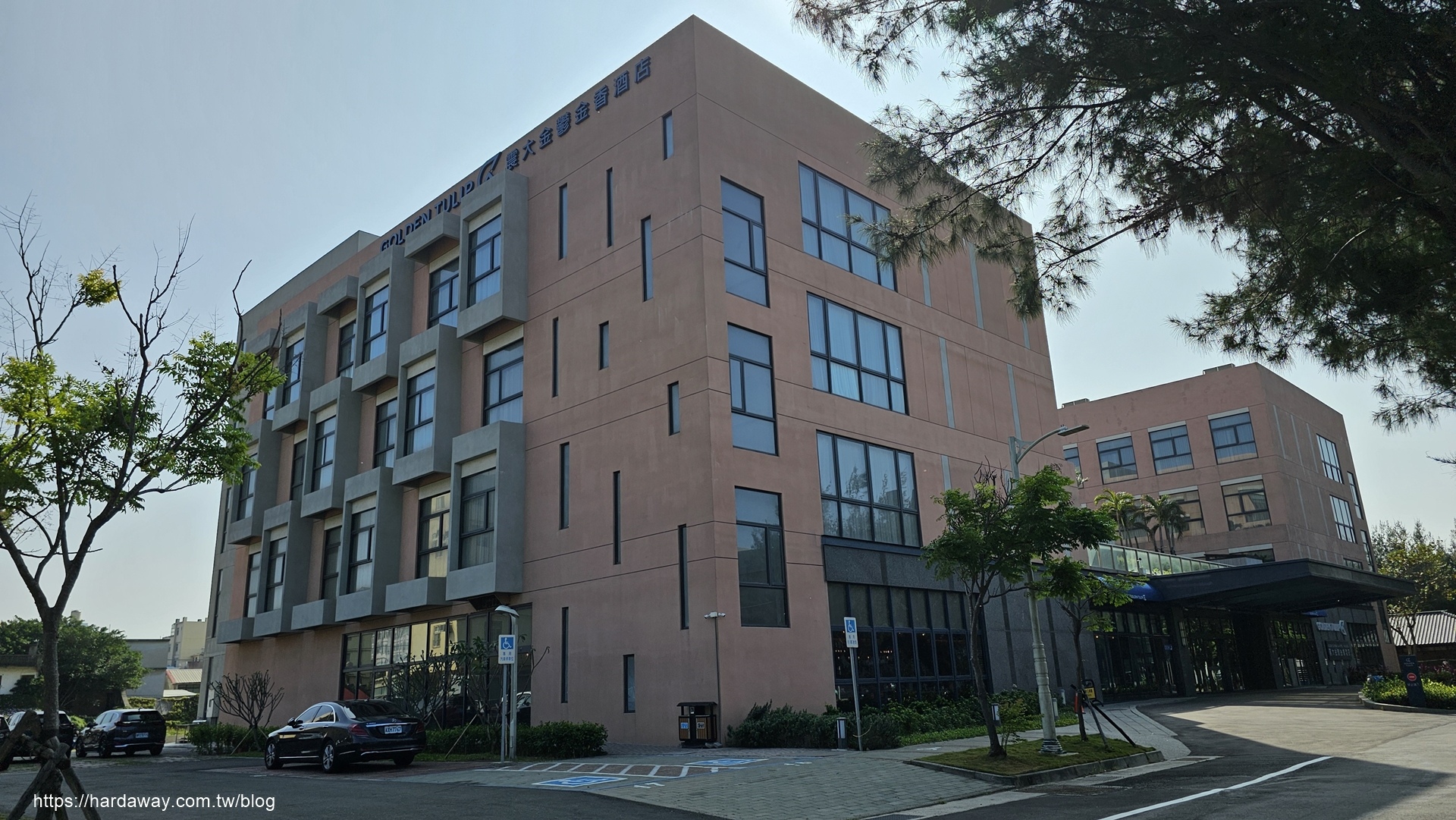 台中海線住宿首選｜震大金鬱金香酒店，鄰三井 Outlet 還藏在地特色排餐，星級體驗超驚喜