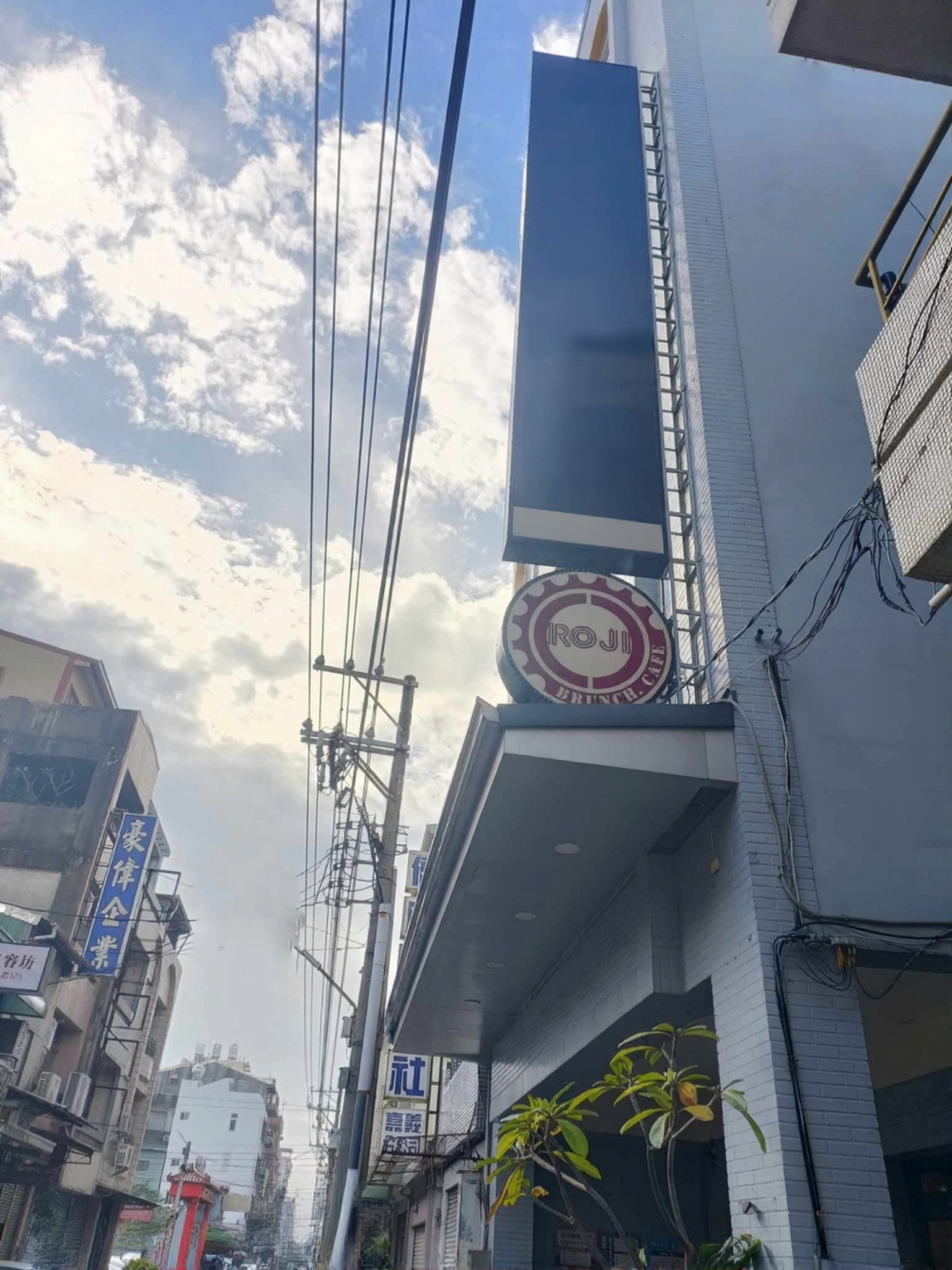 嘉義平價住宿首選｜王子去旅行，文化路夜市旁 4 人房 1620 元，停車免煩惱