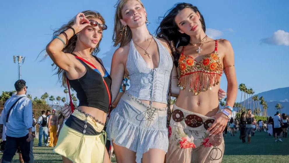 2026 Coachella 現場直擊：極短褲、透視裝、流蘇與沙漠波西米亞強勢回歸！