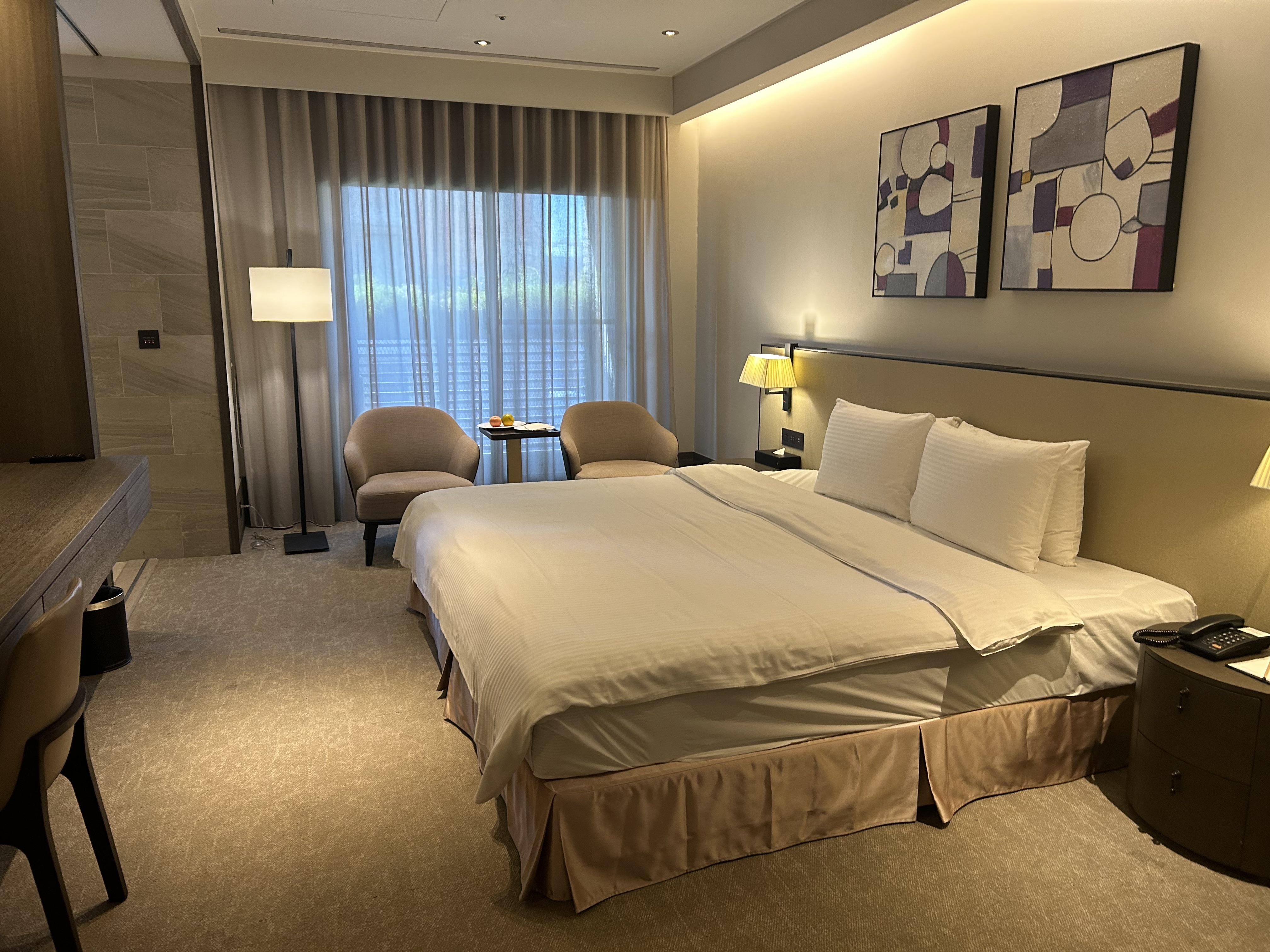 台中西屯住宿｜順天環匯酒店實住體驗，無邊際泳池超吸睛，12 點退房太貼心