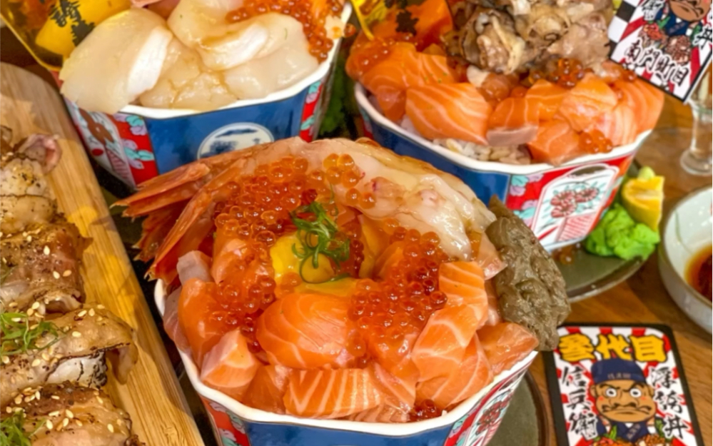 台灣台中的浮誇日料，滿滿的鮭魚還有整串的炙燒牛肉！