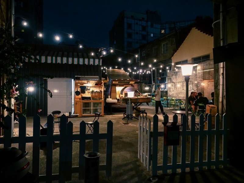 台南中西區｜黑犬披薩 — 巷弄裡的復古行動披薩店，氛義式風味超療癒