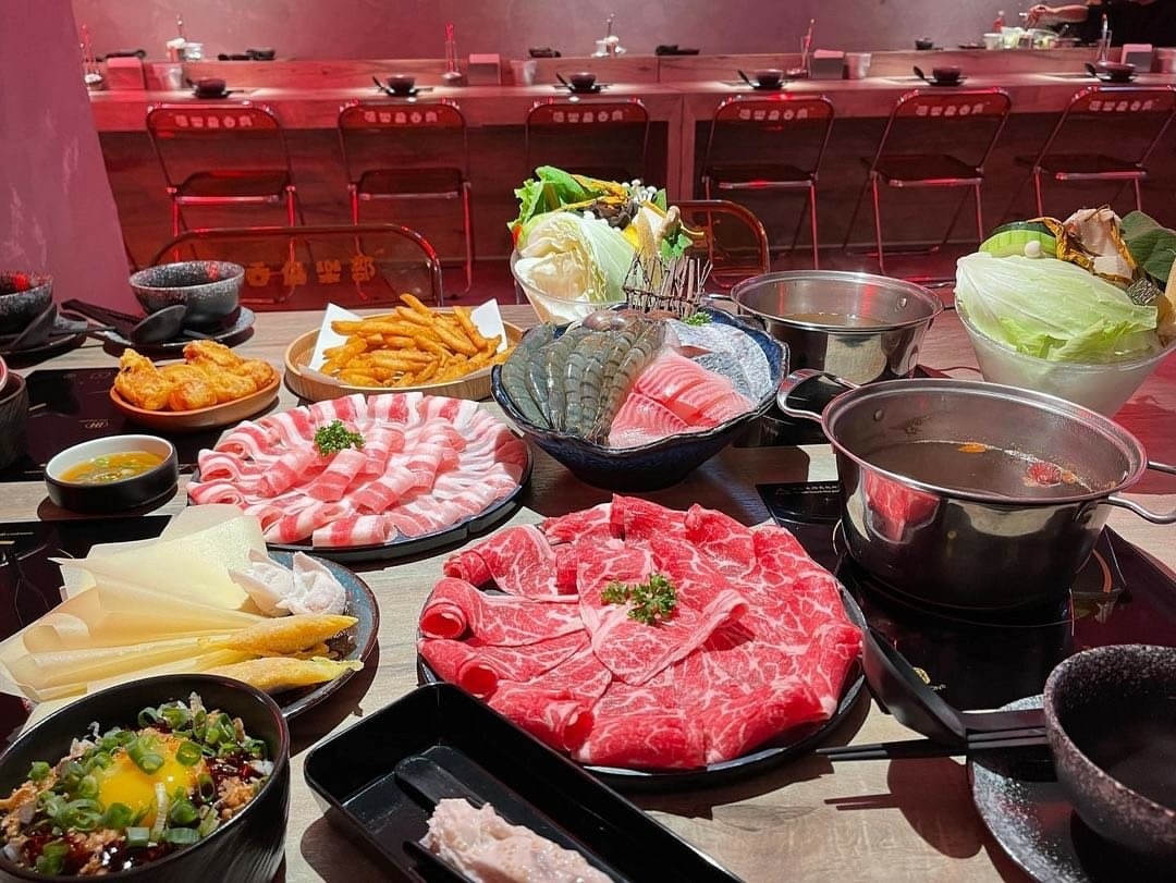 台北松山火鍋｜肉吞俱樂部，4.7 分復古潮店，神秘薯條封神，海陸鍋物鮮味拉滿